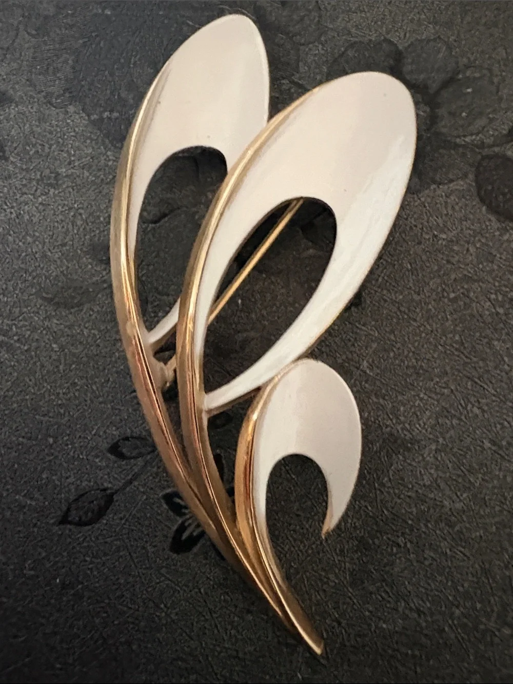 TRIFARI 60s VINTAGE ENAMEL WHIMSICAL WHITE CREAM BRUSHED GOLD-TONE 3